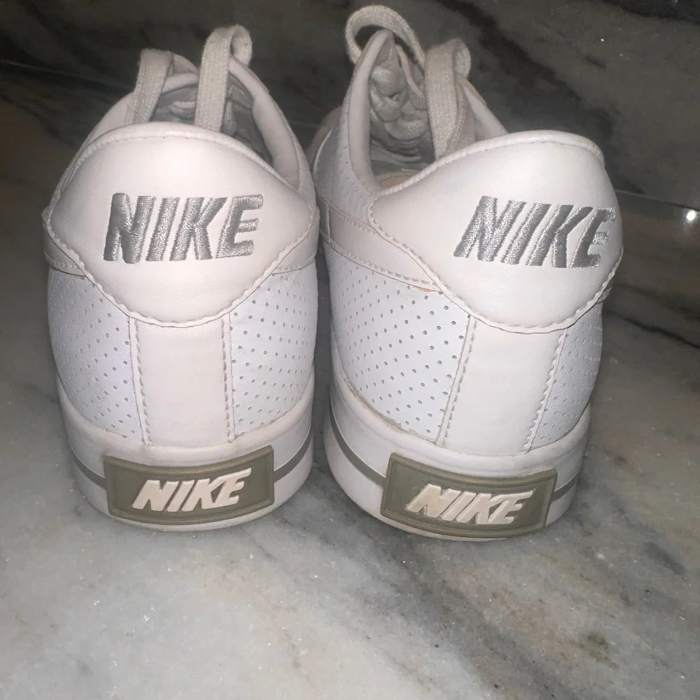 Nike step out